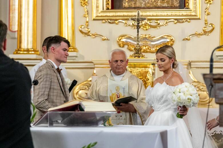 Ada i Michał z programu Rolnik szuka żony pobrali się w kościele pw. św. Anny w miejscowości Rutki-Kossaki w województwie podlaskim