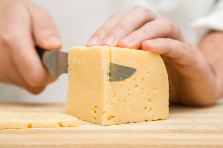 Żółty ser bardzo często gości na naszych talerzach. Jednak nie każdy może mieć go w swojej codziennej diecie.