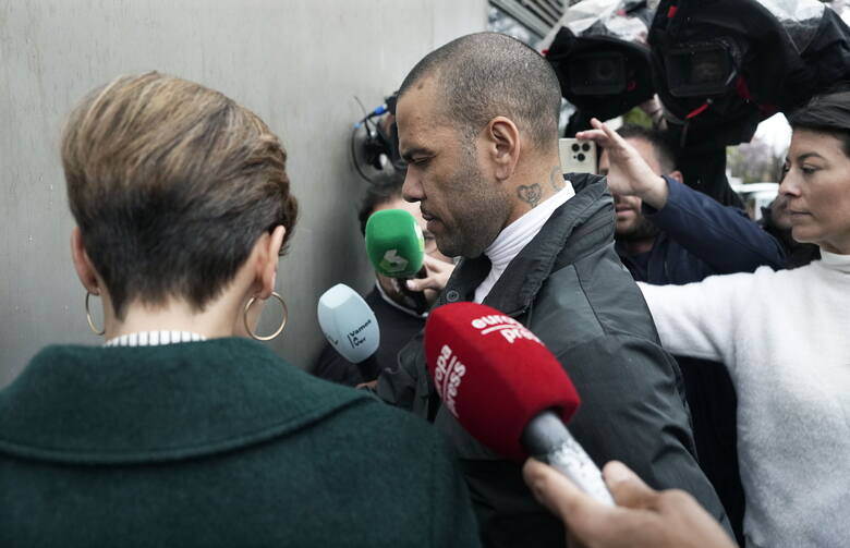 Dani Alves udziela dziennikarzom pierwszych wypowiedzi po wyjściu z więzienia w Barcelonie