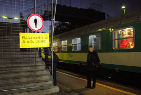 Kładka prowadząca z peronu na peron w nocy z niedzieli na poniedziałek została zamknięta. 
