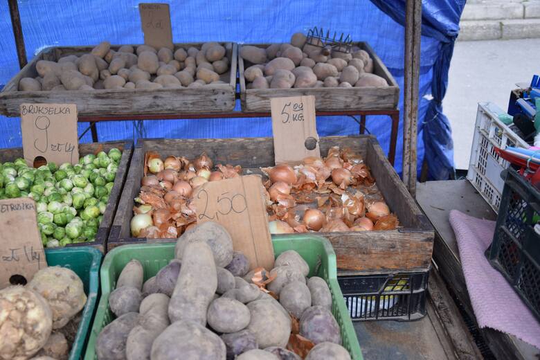 Dlaczego warzywa i owoce są ostatnio takie drogie? Porównujemy ceny w markecie i na targu