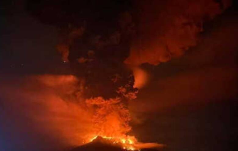Kilka erupcji wulkanu w Indonezji. Ewakuowano ponad 11 tys. osób. Dym unosi się na ponad 2 km w górę