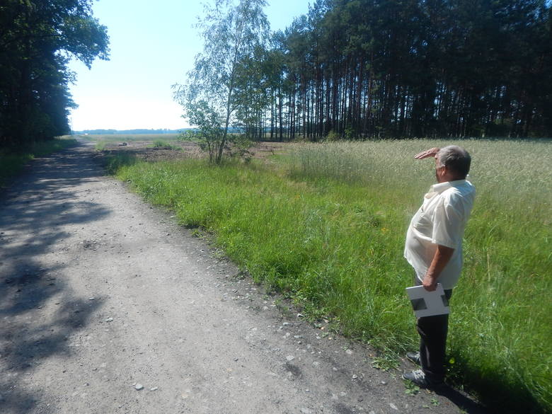  Sołtys Radnicy Marian Kopczyński pokazuje w jakiej okolicy miałaby powstać ferma norek. To prawie kilometr od wsi.