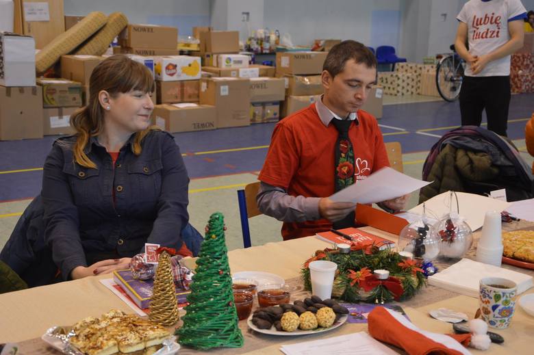 Wolontariusze Szlachetnej Paczki przekazują dary 53. rodzinom z powiatu łowickiego [ZDJĘCIA]