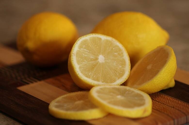 Cytryna jest nie tylko smaczna i zdrowa, ale także przydatna w domowych porządkach.