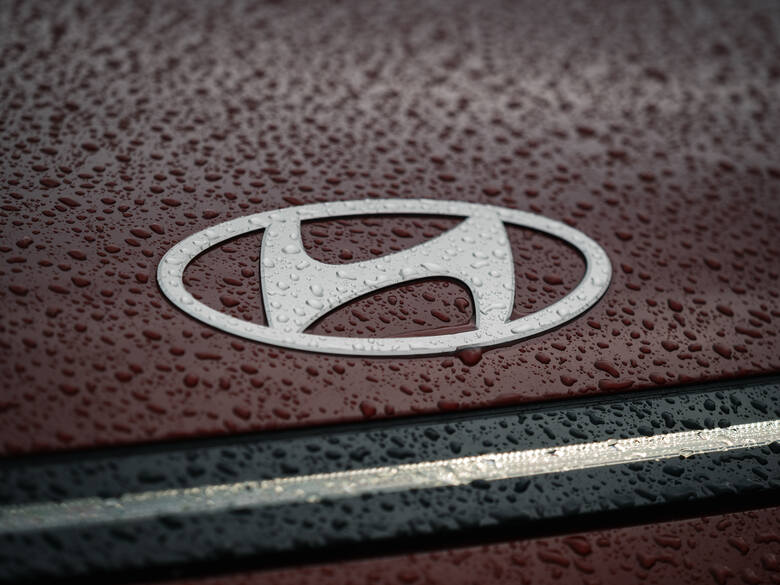 Hyundai Kona w wersji hybrydowej na pewno nie podbije serc miłośników sportowej jazdy, ale do takich celów mamy inne odmiany np. 1.6 T-GDI o mocy 198