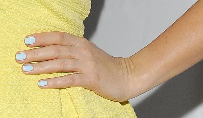 Manicure japoński jest polecany szczególnie osobom, które mają paznokcie o nierównej płytce, kruche i łamliwe