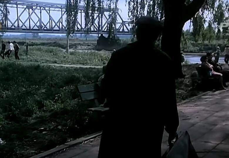 Most kolejowy w Opolu. Kadr z filmu "Wściekły" z 1973 roku.