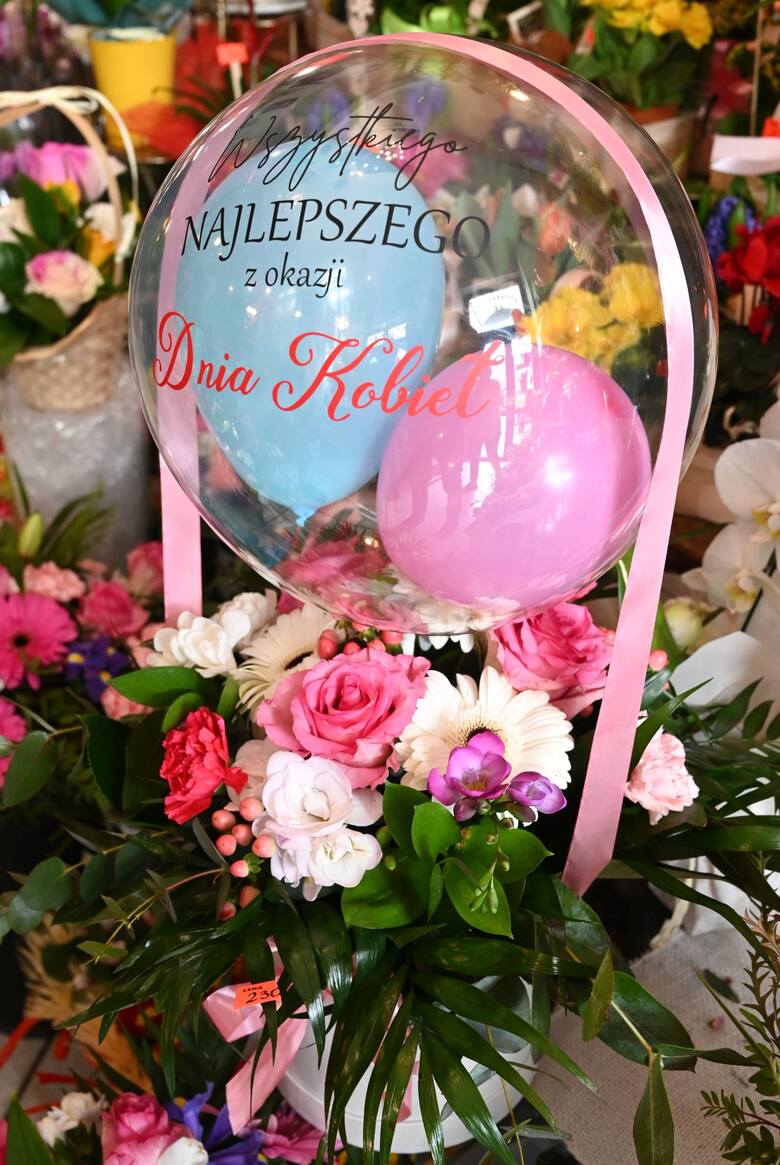 Balony z życzeniami wplecione w bukiety kwiatów - to prawdziwy hit tegorocznego Dnia Kobiet.
