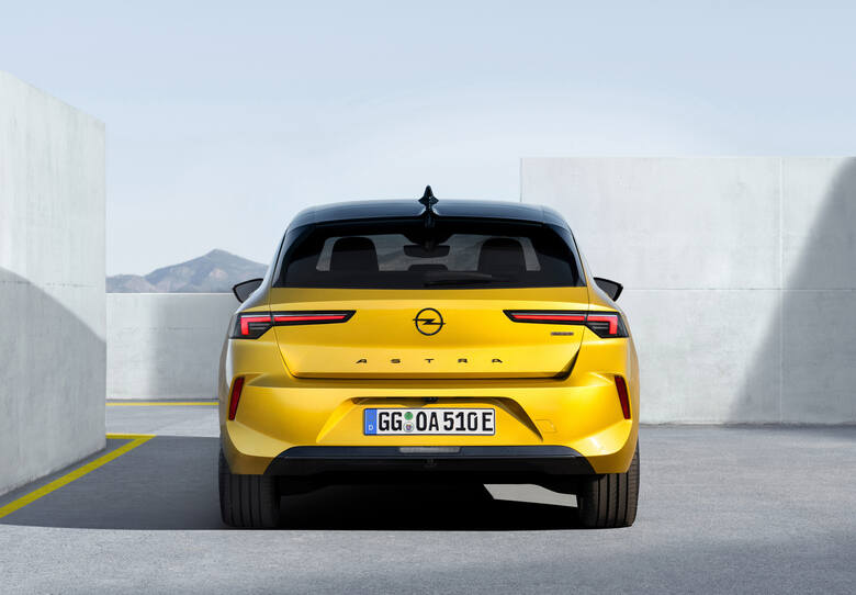 Opel Astra Od początku sprzedaży nowa Astra będzie dostępna z wysokowydajnym napędem hybrydowym typu plug-in, wysokowydajnymi silnikami benzynowym lub
