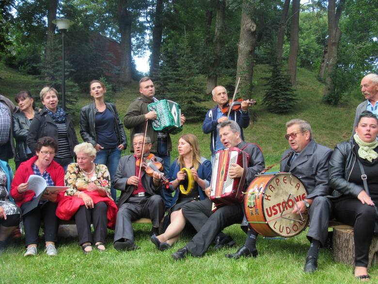 Skierniewicki zespół folklorystyczny Ustronie na biesiadzie w Jezioranach