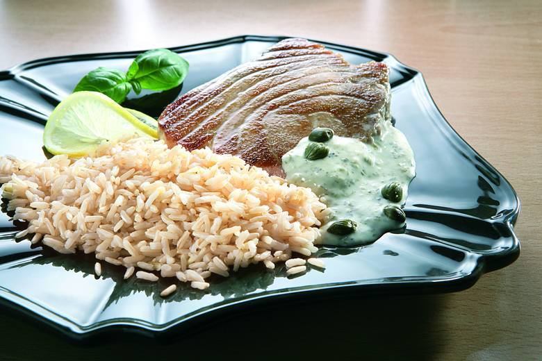 Smakowity tuńczyk w kaparowym przybraniuSkładniki:    1 torebka ryżu brązowego    2 filety z tuńczyka    50 g marynowanych kaparów    150 ml śmietany