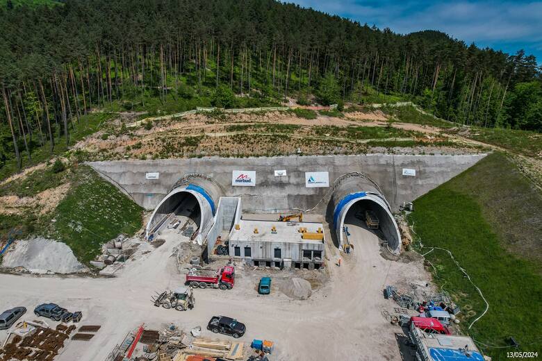 Dwa dwunawowe tunele będą miały długość ponad 1,8 km. Jeden w masywie Barania Góra - ok. 830 m, a drugi w masywie Białożyński Groń - 1000 m