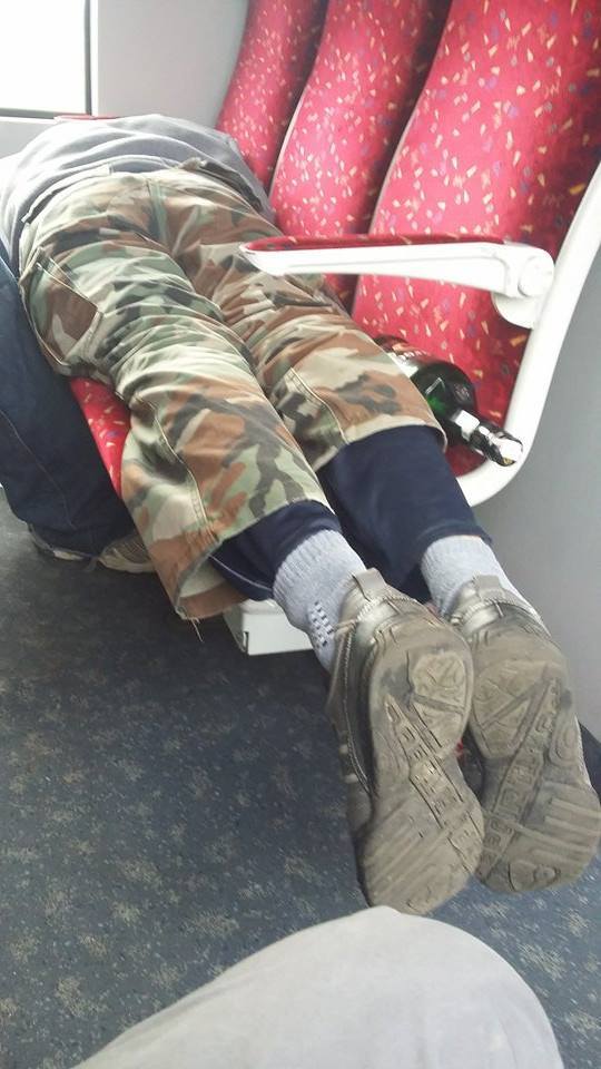 Kompletne pijani pasażerowie w pociągu do Kostrzyna. Konduktor nie reagował
