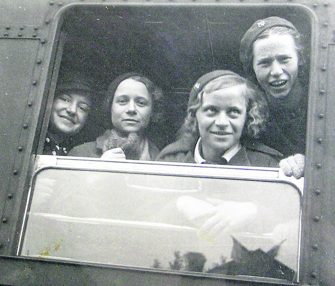 1933 r. Wyjazd na obóz żeglarek do Trok. Janka to ta druga z prawej