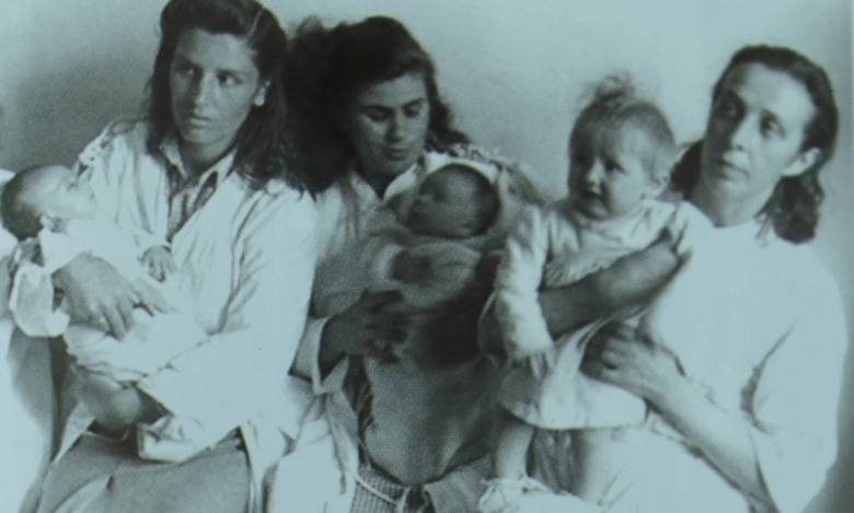 Greczynki ze swoimi urodzonymi w szpitalu w Dziwnowie dziećmi. Urodziło się ich 82 