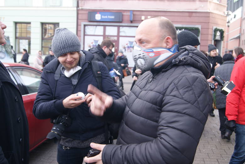 Czarny piątek w Rybniku. Mieszkańcy protestują przeciw smogowi
