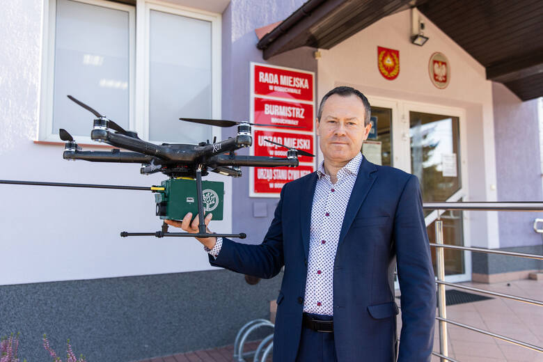 Burmistrz Boguchwały prezentuje drona, który wkrótce ponownie będzie latał nad domami w Boguchwale.