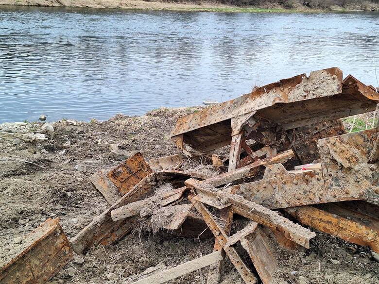 Burząc most kolejowy na Dunajcu w Nowym Sączu znaleźli pozostałości po przedwojennej konstrukcji. Kolej pyta 