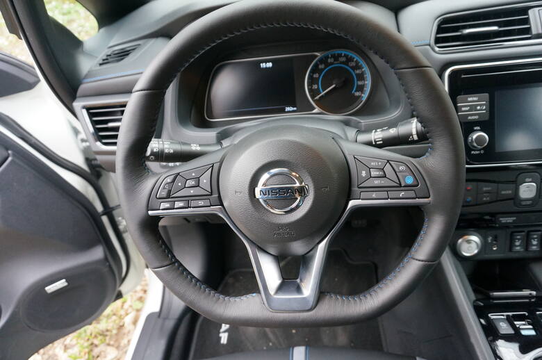 Nissan Leaf Nissan LEAF drugiej generacji oferowany jest w czterech wersjach wyposażenia: Visia, Acenta, N-Connecta oraz Tekna. Testowany egzemplarz