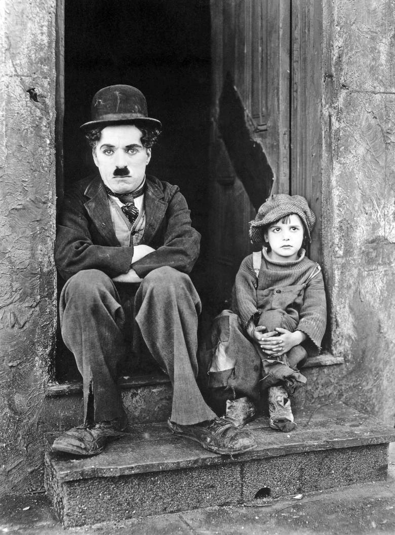 Charlie Chaplin i Jackie Coogan w filmie Brzdąc (1921)
