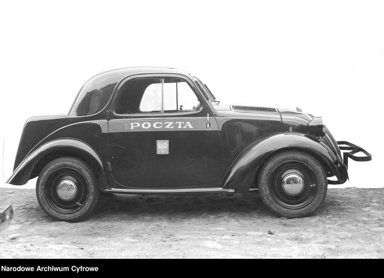 <strong>Fiat 500 Topolino, lata 1936-1939</strong><br /> <br /> Pocztowy samochód osobowy Fiat 500 Topolino przeznaczony do przewożenia korespondencji z opróżnianych skrzynek. Był to samochód 2-osobowy, zaprezentowany po raz pierwszy w 1936 roku, produkowany do roku 1955.<br />  <br />  