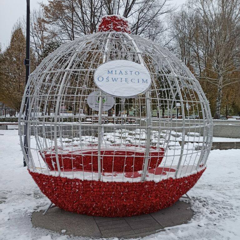 Wśród ponad 320 elementów świątecznych dekoracji rozświetlających place i ulice w Oświęcimiu są także nowe ozdoby, m.in. na placu Pokoju