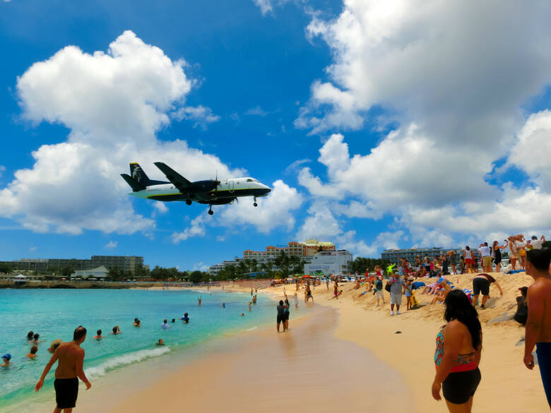 Samolot lecący nisko nad plażą