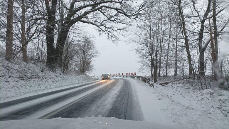 W niektórych podwrocławskich gminach drogowcy nie nadążyli z usunięciem skutków opadów śniegu.