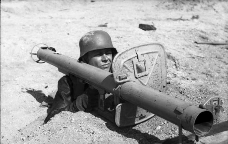 Niemiecki żołnierz z wyrzutnią panzerschreck.
