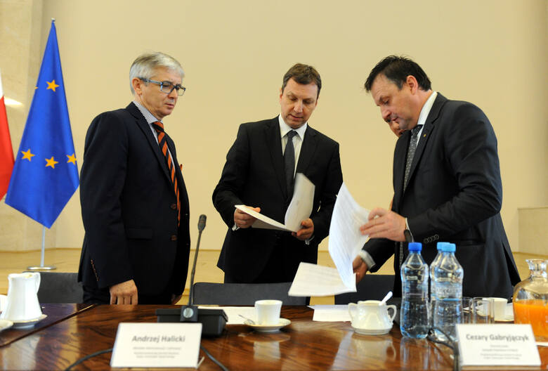 Marek Andrzej Wójcik (pierwszy z lewej) to podsekretarz stanu w Ministerstwie Administracji i Cyfryzacji w rządzie Ewy Kopacz.
