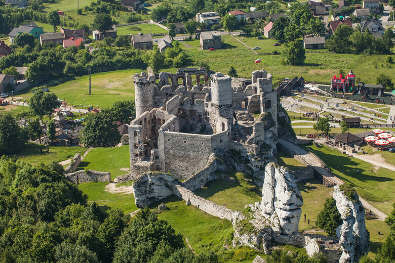 Widok z lotu ptaka zamek Ogrodzieniec w Polsce