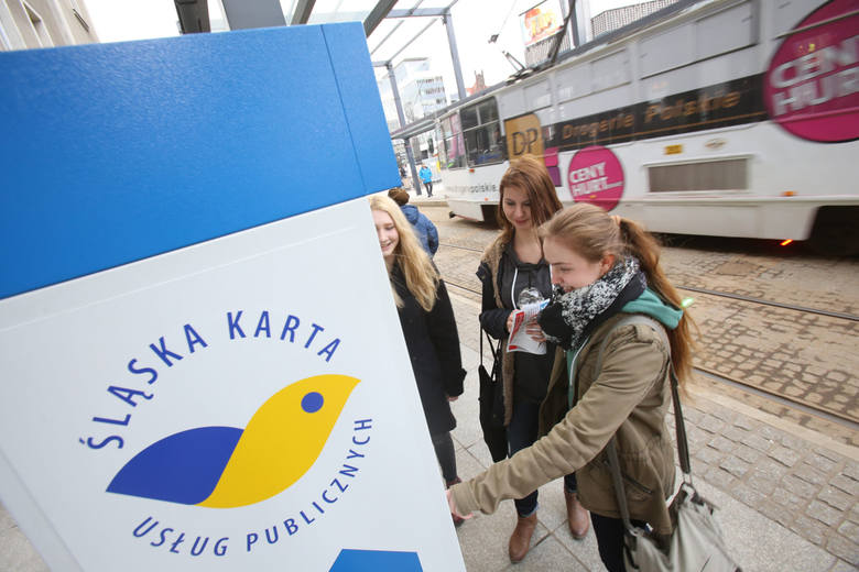 Automat ŚKUP (Śląskiej Karty Usług Publicznych) w Katowicach przy rynku.  Korzysta z niego sporo pasażerów. Jak podaje KZK GOP, w portfelach nosimy już 309 tysięcy kart ŚKUP.