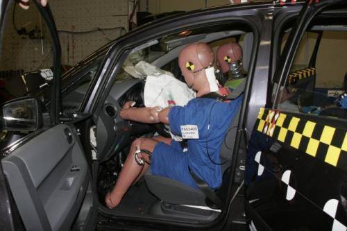 Fot. Euro-NCAP: W testowanych samochodach umieszczone są manekiny imitujące człowieka dorosłego i dziecko z czujnikami mierzącymi siły działające na