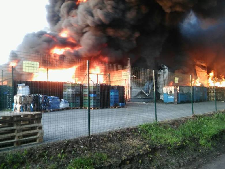 Pożar hali produkcyjnej firmy Hajduk w Lipinkach (pow. wschowski) wybuchł w czwartek, 2 czerwca. Na chwilę obecną nie jest znana jego przyczyna. Nikt też nie został ranny. - Nie ma poszkodowanych. Pożarem objęta jest cała hala oraz budynek biurowy, które całkowicie spłonęły. Na miejscu zjawiło...