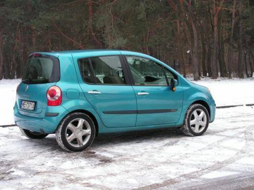 Fot. Ryszard Polit: Renault napędzany silnikiem 1,2 l o mocy 75 KM okazał się autem szybszym od Peugeota i zużywającym mniej paliwa.