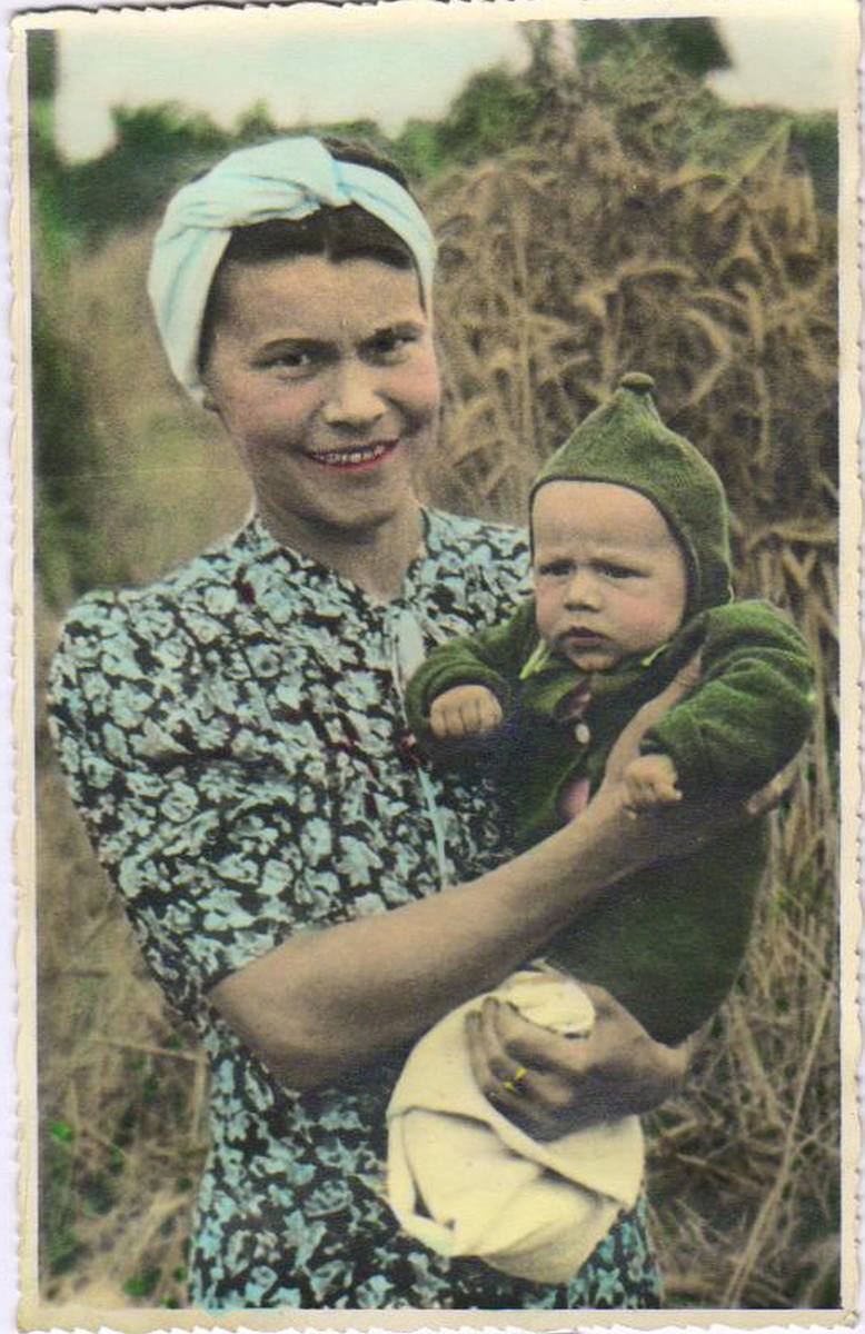 Józefa Gonsierowska (matka naszego Czytelnika) z synem Jerzym. Zdjęcie pochodzi z ok. 1943 roku