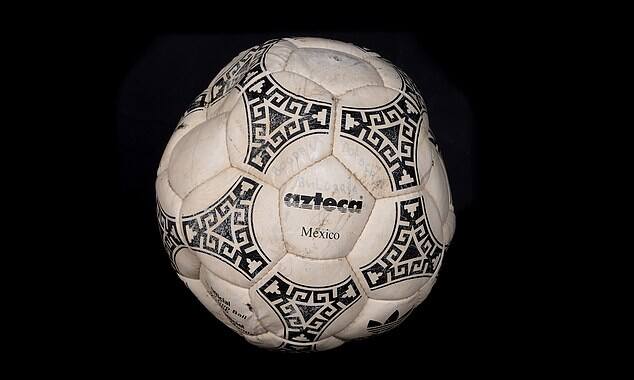 Piłka „Azteca”, którą Diego Armando Maradona zdobył dwie bramki w ćwierćfinale mundialu 1986 w Meksyku