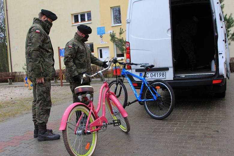 Żołnierze odwiedzili dzieci. Wśród prezentów znalazły się też rowery