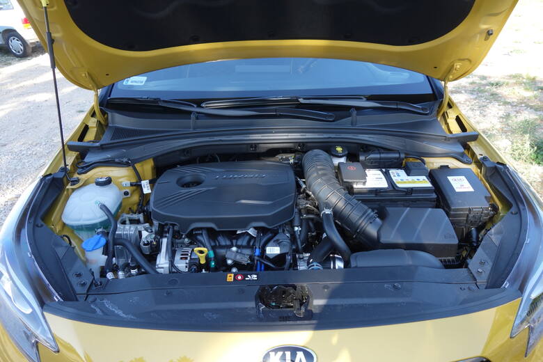 Kia XCeed Do testów wybraliśmy wersję z najmocniejszym silnikiem benzynowym 1,6 l/204 KM oraz z bogatym wyposażeniem m.in. w 10,2-calowy wyświetlacz
