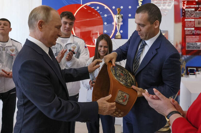 Boks. Śmieszno i straszno. „Człowiek Putina” dopiął swego. Szermierka na pięści w wydaniu wodewilowym. Ruszają mistrzostwa świata kobiet