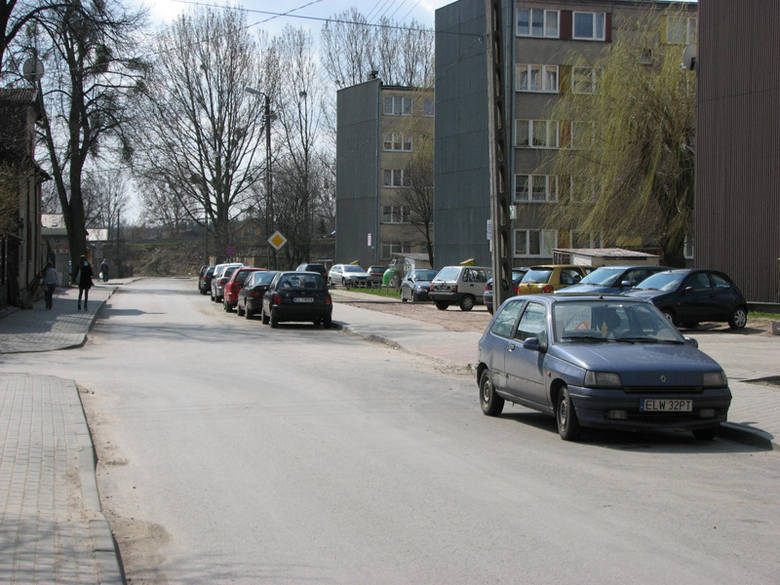 Zmotoryzowani mieszkańcy osiedla Głowackiego w Koluszkach nie mają gdzie zostawiać swoich aut. Parkują je więc na jezdni. 