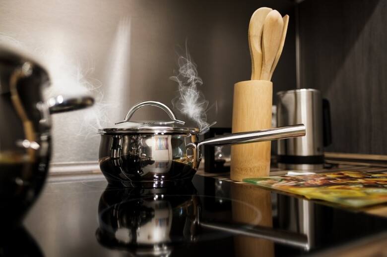Do gotowania na płycie indukcyjnej potrzebne są specjalne naczynia. W przypadku płyty ceramicznej nie ma takiego wymogu.