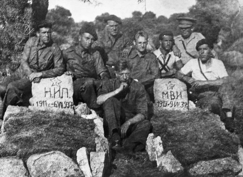 Radzieccy czołgiści w Hiszpanii przy grobach swoich poległych kolegów