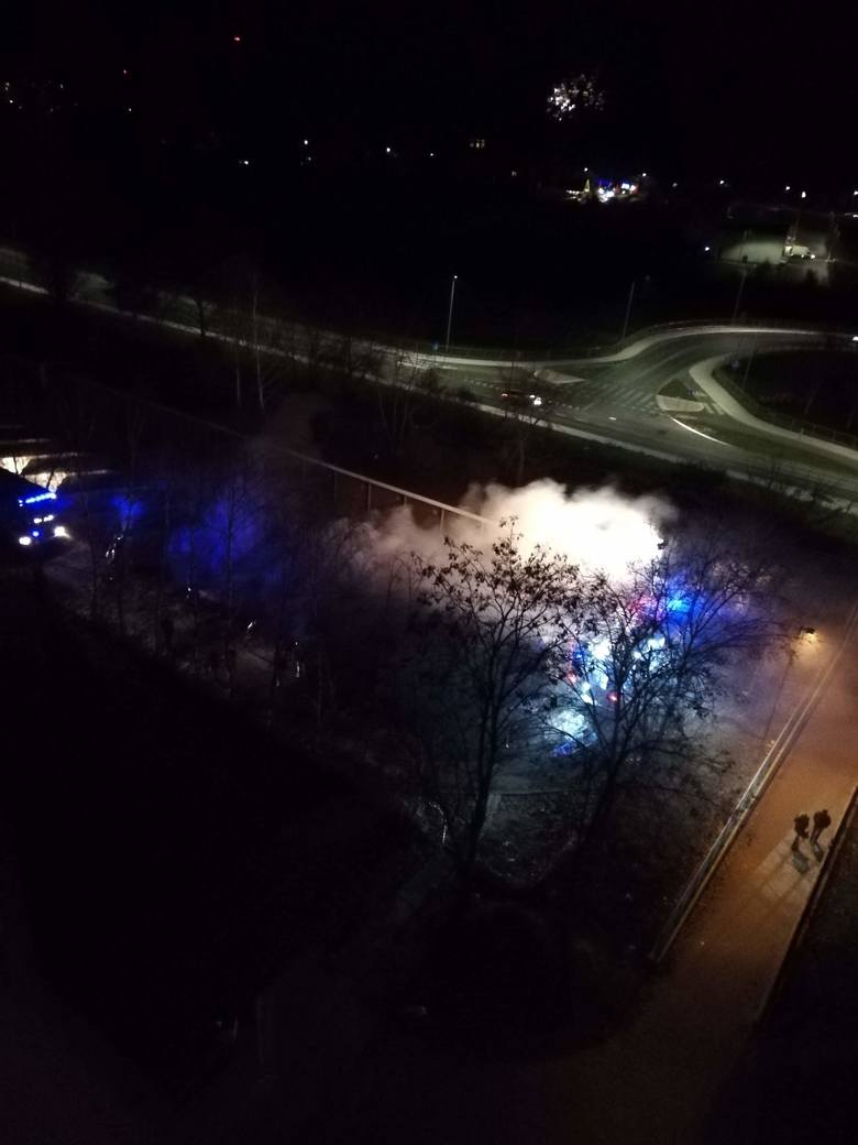 Dziś ok. godz. 17 zaczęło się strzelanie fajerwerków przy ul. Turkusowej. Ktoś odpalił petardę obok garaży i doszło do podpalenia. Na miejscu była straż