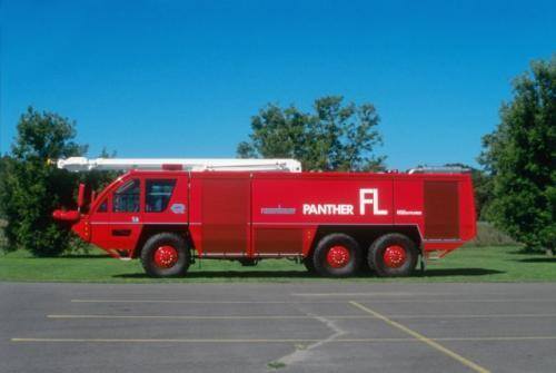 Fot. DaimlerChrysler: Ciężkie lotniskowe wozy pożarnicze mają smukłe sylwetki i potężne koła. Panther firmy Rosenbauer ma podwozie amerykańskiej ciężarówki