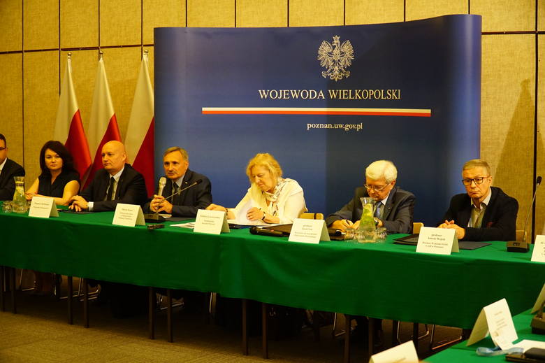 Regionalne okrągłe stoły edukacyjne organizowane są w całej Polsce na wzór spotkania, które miało miejsce w Warszawie po zawieszeniu strajku nauczycieli. Inicjatorem oświatowych debat przy okrągłym stole jest premier Mateusz Morawiecki. 
