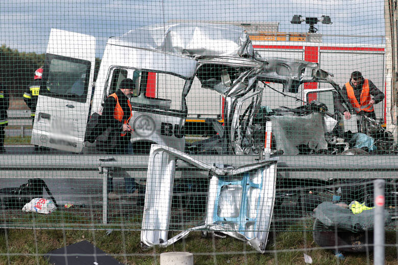 Do tragicznego wypadku doszło we wtorek 29 marca na S3 na odcinku Sulechów - Świebodzin. W tył ciężarówki uderzył rozpędzony bus ford. Na miejscu zginęło sześć osób z busa. Kierowca ciężarówki, w którą uderzył bus jest w ciężkim stanie. Zginęli pracownicy firmy z Górnego Śląska, którzy jechali do...