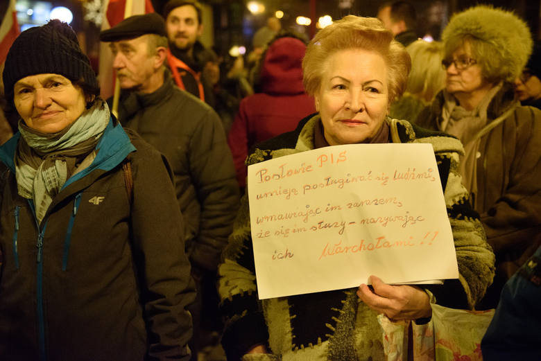 W Toruniu protestowało 200 osób. Pod dyskretną obserwacją policji, która dostała zlecenie ochrony m.in. siedzib PiS.