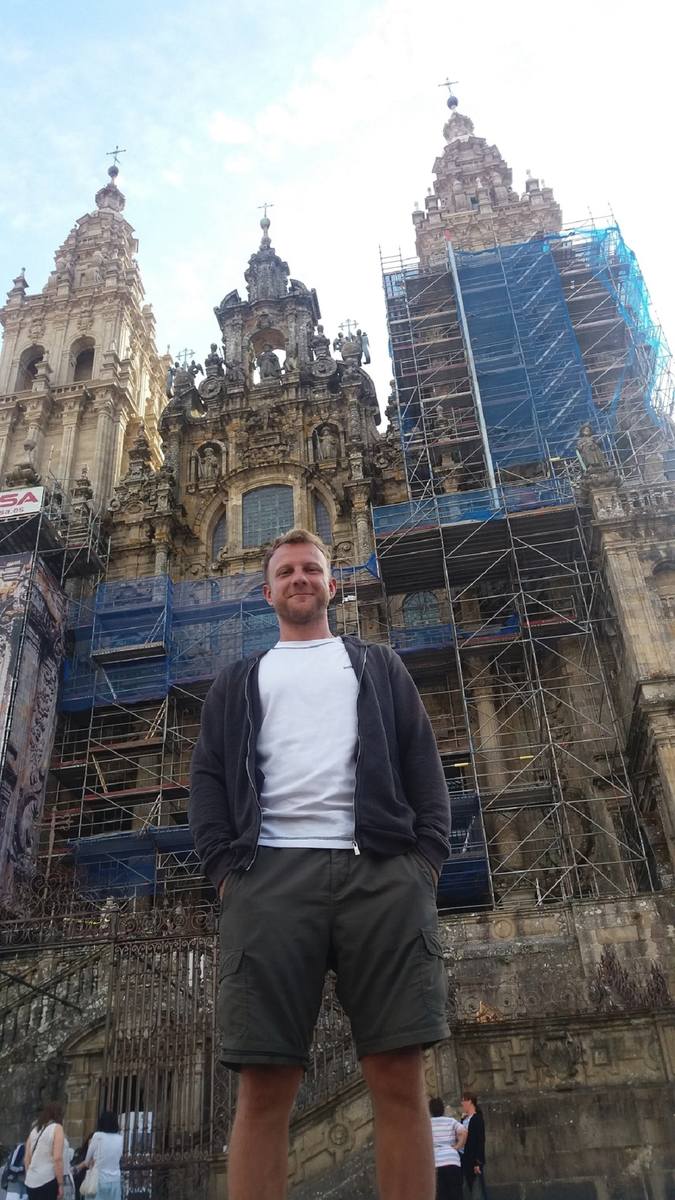 Dominik Fórmanowicz przed katedrą w Santiago de Compostela